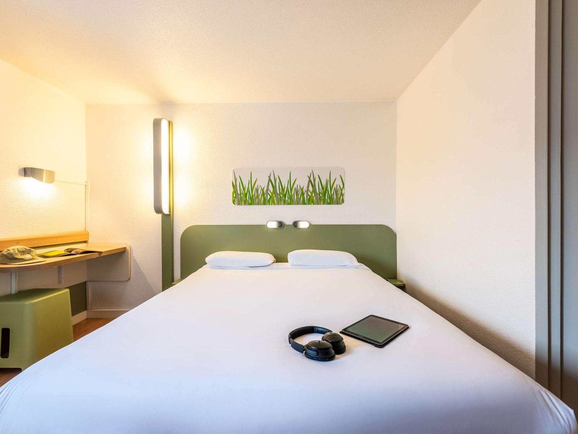 Ibis Budget Villefranche Limas Exteriör bild